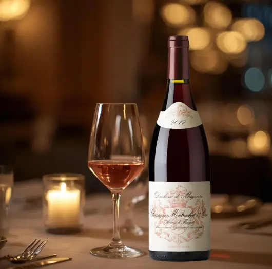 Bottiglia di Bourgogne Rosé dell'Abbaye de Morgeot in un'atmosfera di luce soffusa