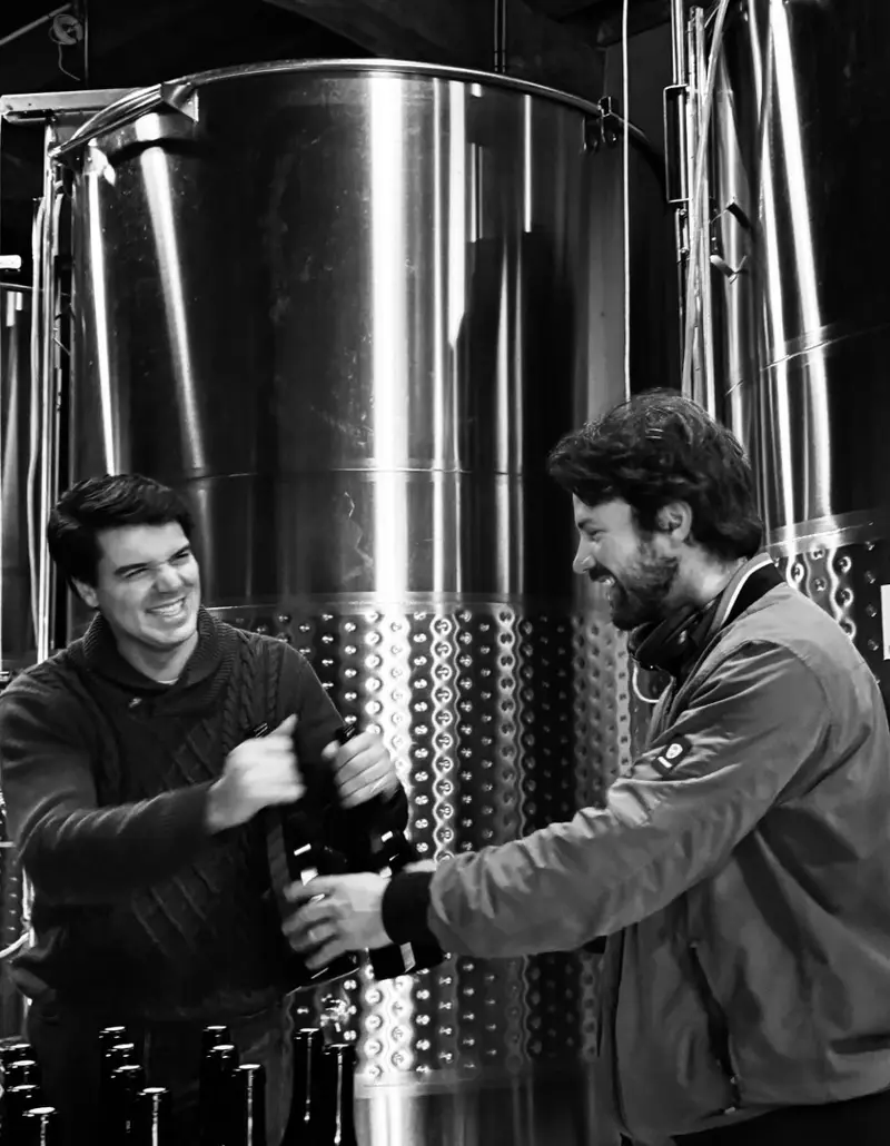 Vignerons devant les cuves inox, vinification du Bourgogne Rosé