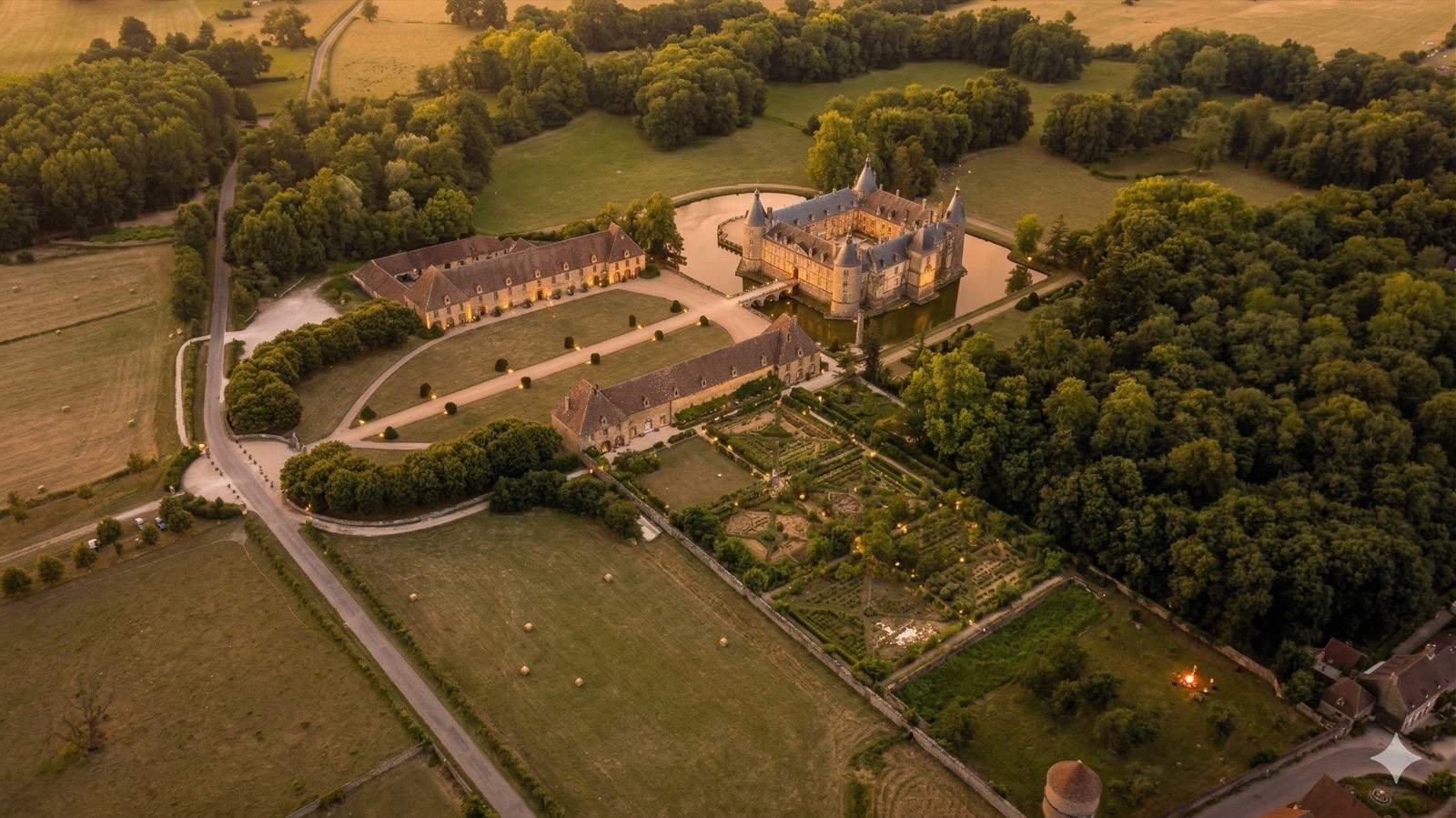 Vue aérienne du Château de Sully en Bourgogne — Demeure Renaissance de la famille Mac Mahon, Duc de Magenta