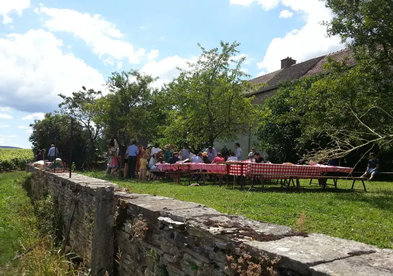 Pique-nique convivial au domaine avec Mâcon-Villages